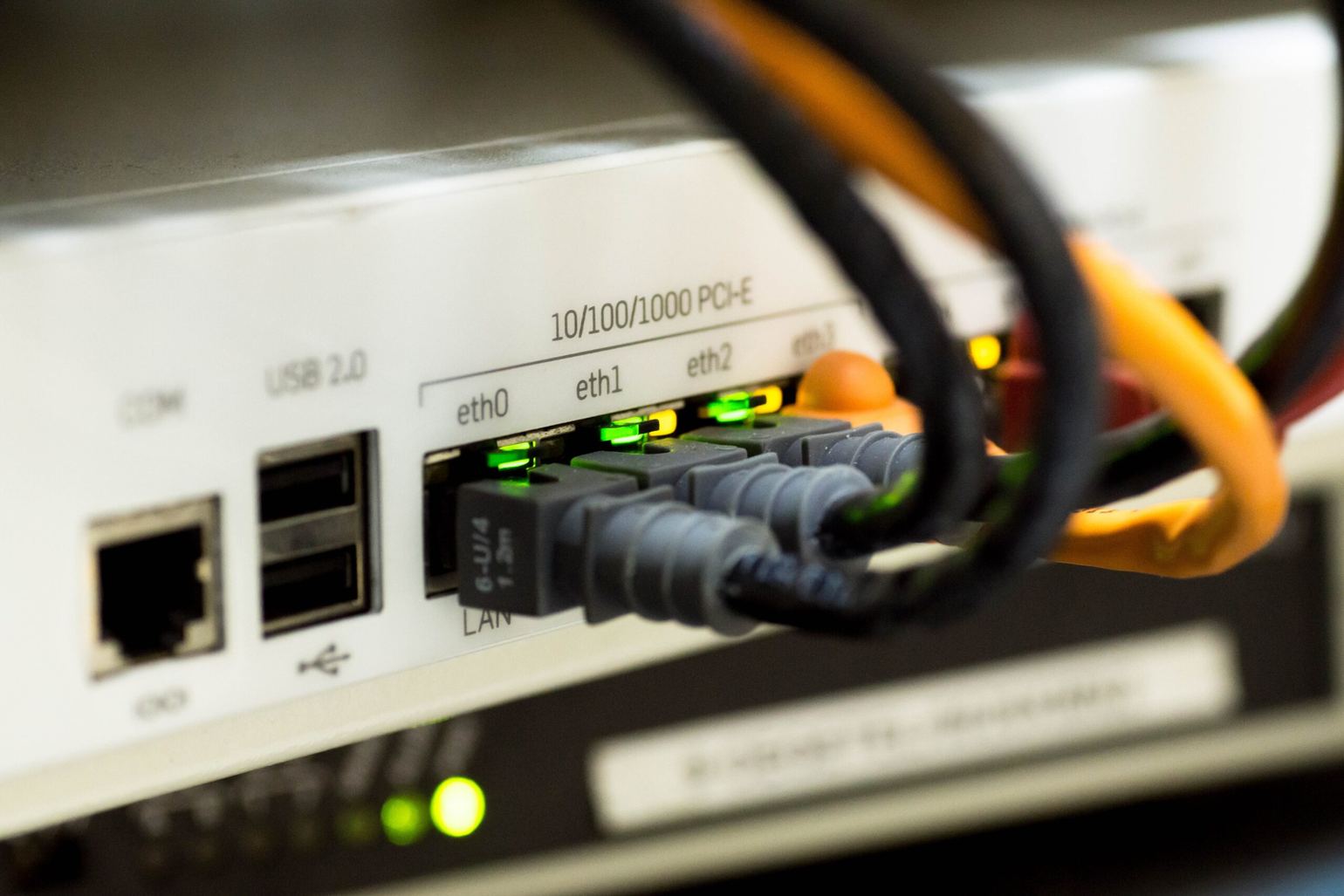 Netwerkswitch met aangesloten netwerkkabels