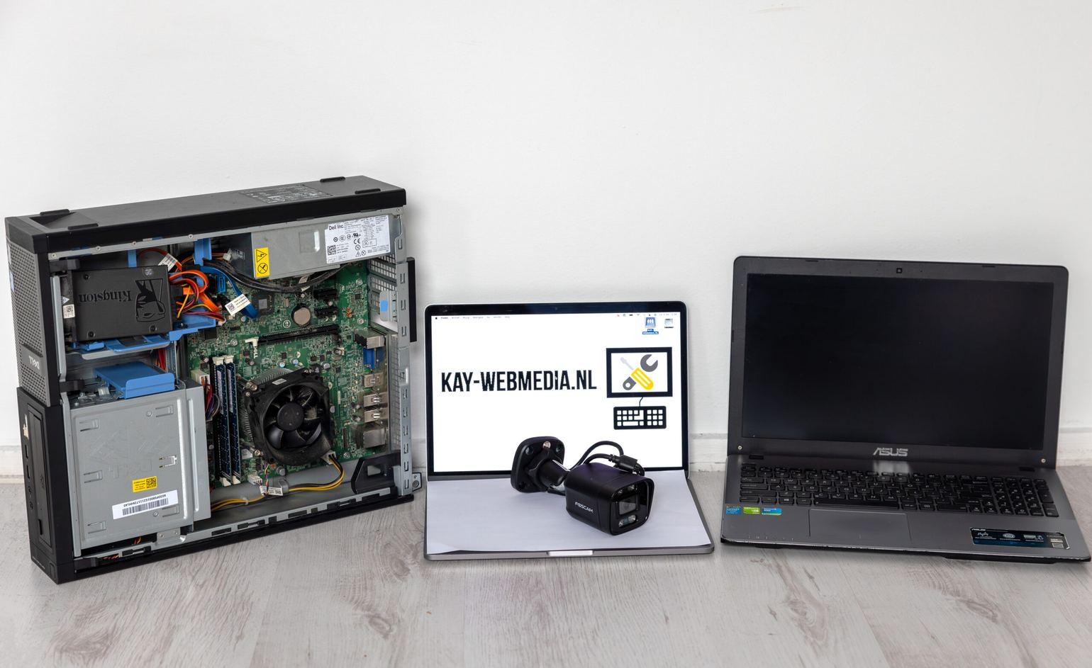 Geopende desktop-pc met laptops van Kay-webmedia