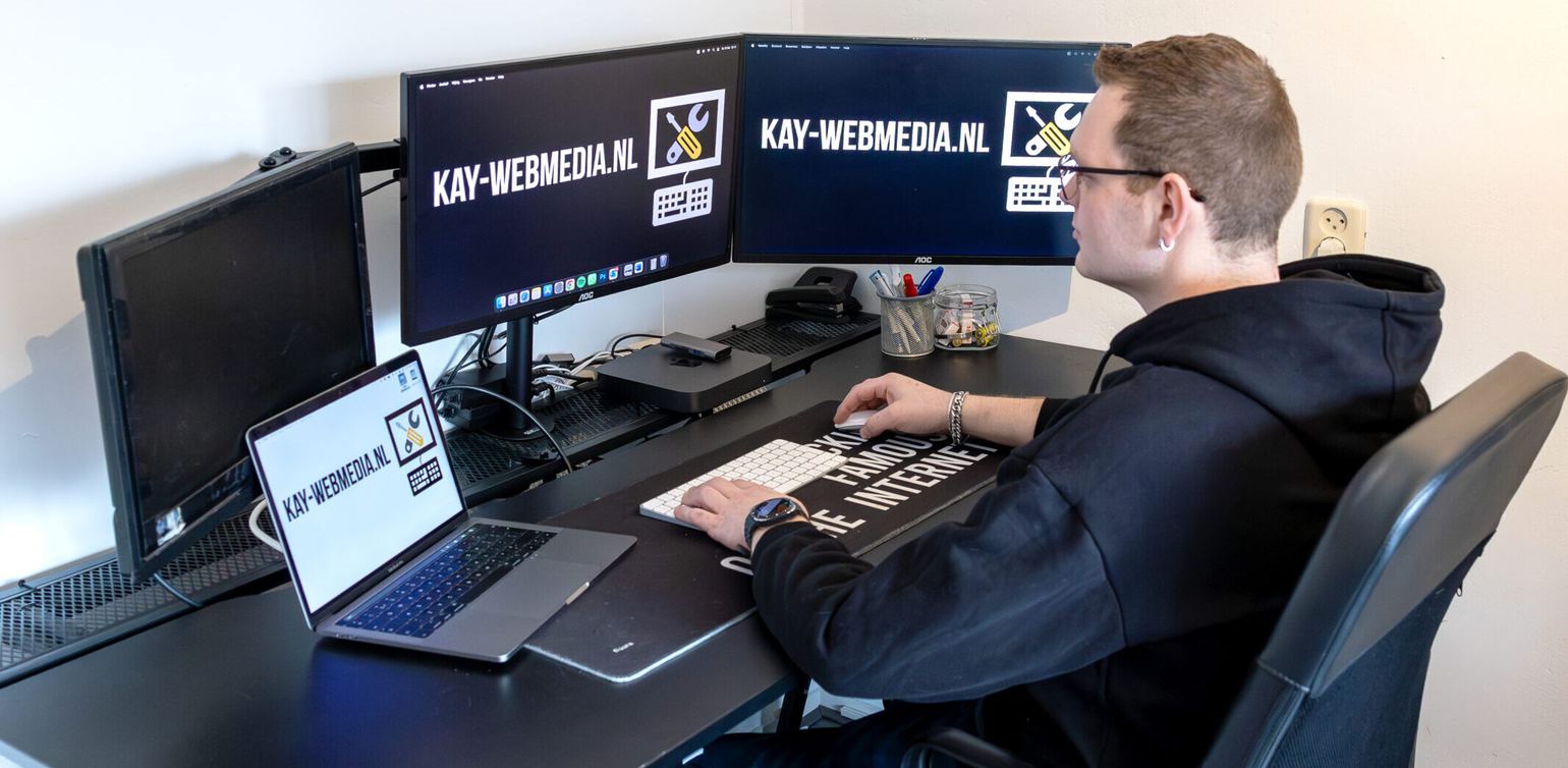 Kay Eilander van Kay-webmedia aan het werk achter zijn monitoren